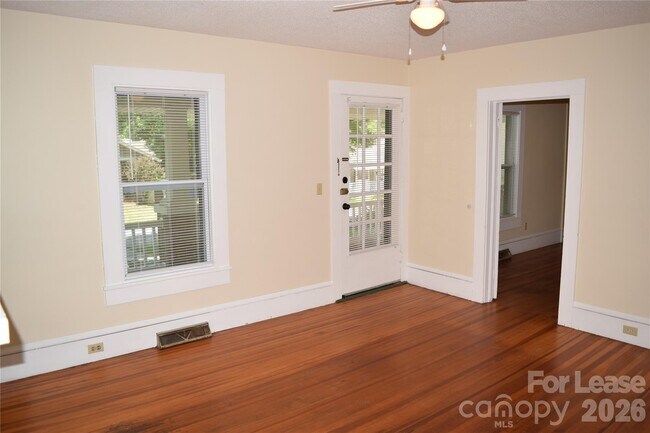 Building Photo - 223 Maple St