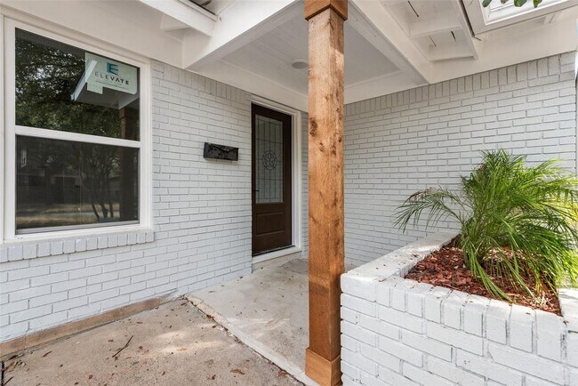 Building Photo - Built for Entertaining. Designed for Living. Fresh Style. Smart Layout. Perfect Location