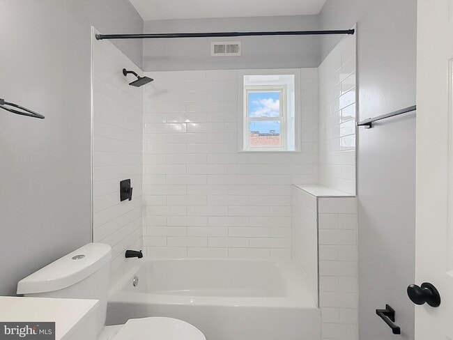 Building Photo - 733 N Linwood Ave