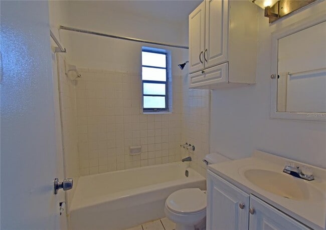 Building Photo - 421 Briarwood Ln