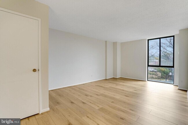 Building Photo - 2300 Pimmit Dr