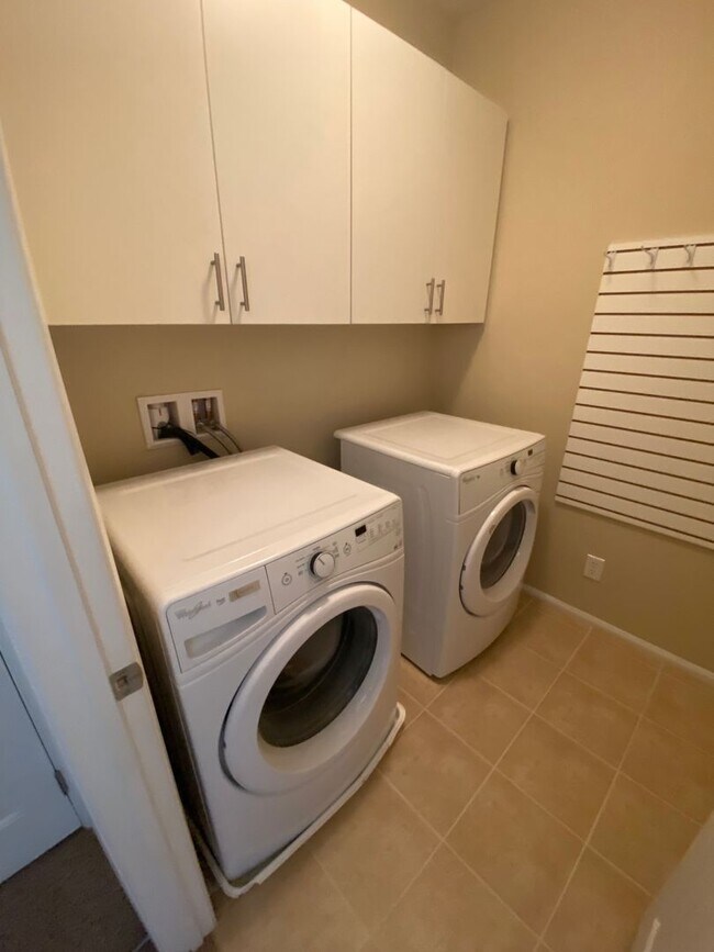 Building Photo - Wonderful 4 bed/2.5 bath home located in the NW area of Las Vegas