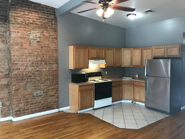 Building Photo - Comfy 2/3 Bedroom apartments