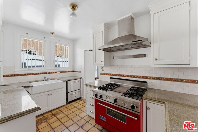 Building Photo - 537 N Poinsettia Pl