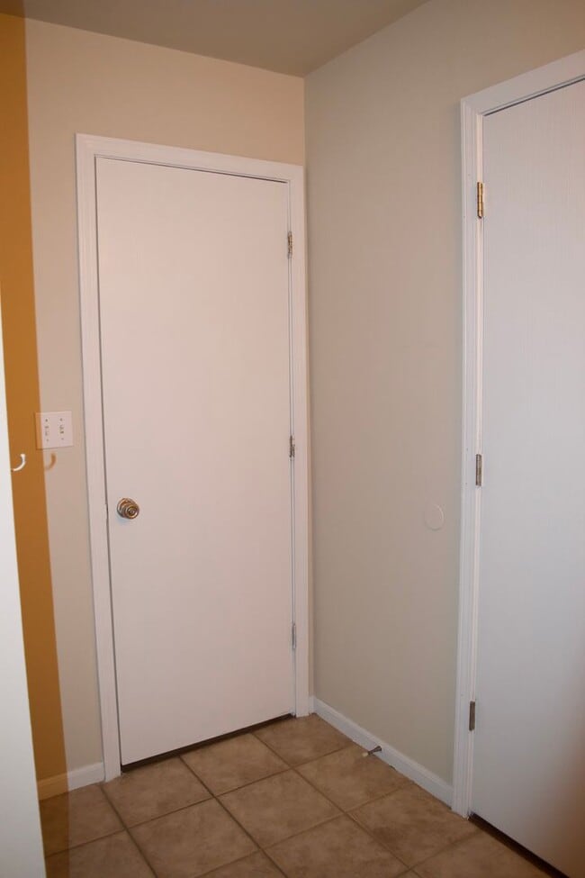 Building Photo - Nice 4 Bed 3 Bath Duplex!