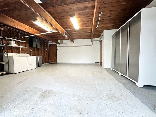 Building Photo - Modern 3 Bed 2 Bath Eichler in North Palo ...
