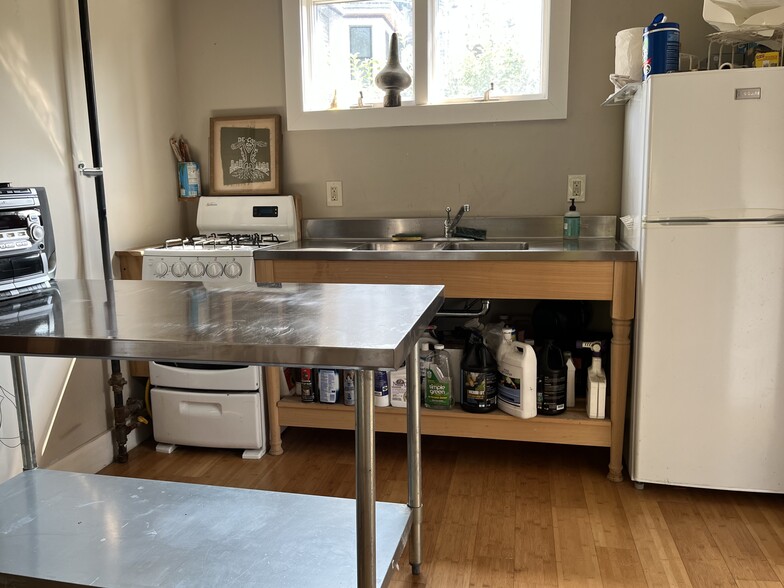 Kitchen w double sink - 7 Revere St