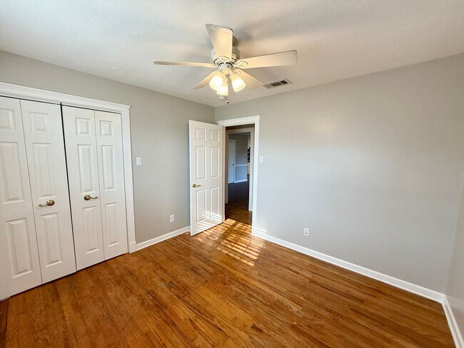 Building Photo - 207 Estates Dr