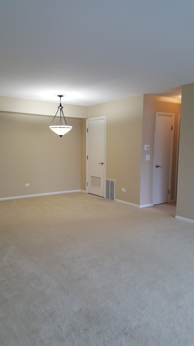 Building Photo - 100 Clubhouse Ln