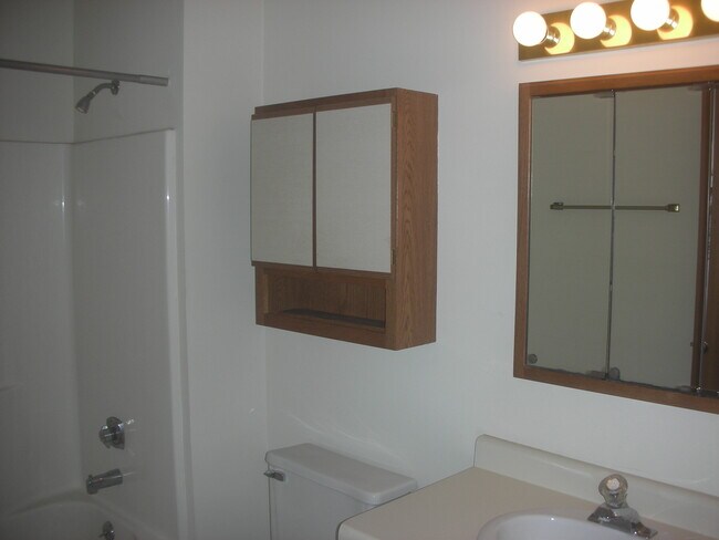 Bath - 313 Humar St