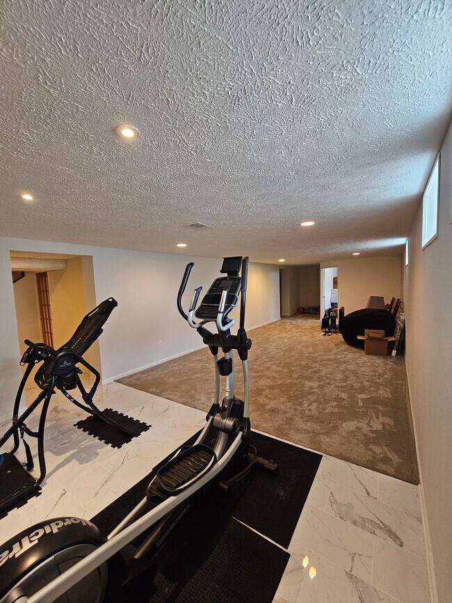 Building Photo - 5648 Beacon Hill Dr