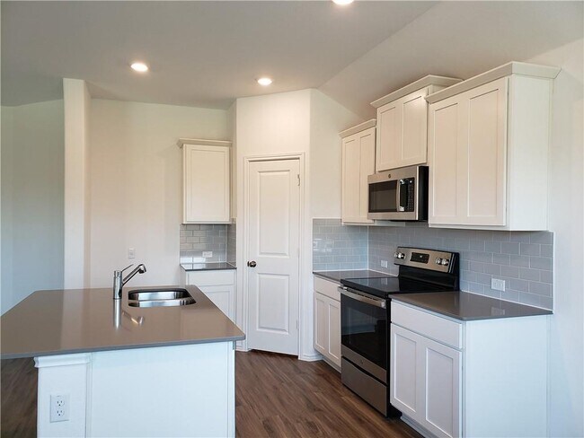 Building Photo - 109 Red Buckeye St