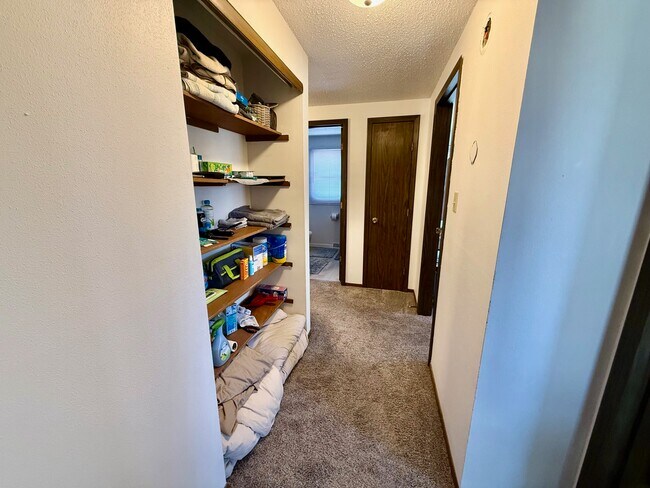 Building Photo - 902 Cedar River Dr NW