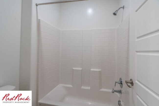 Building Photo - 3 Bedroom, 2.5 Bathroom Townhome in Ivins City