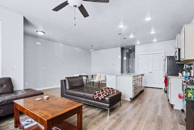 Building Photo - 401 N Tessa Ave