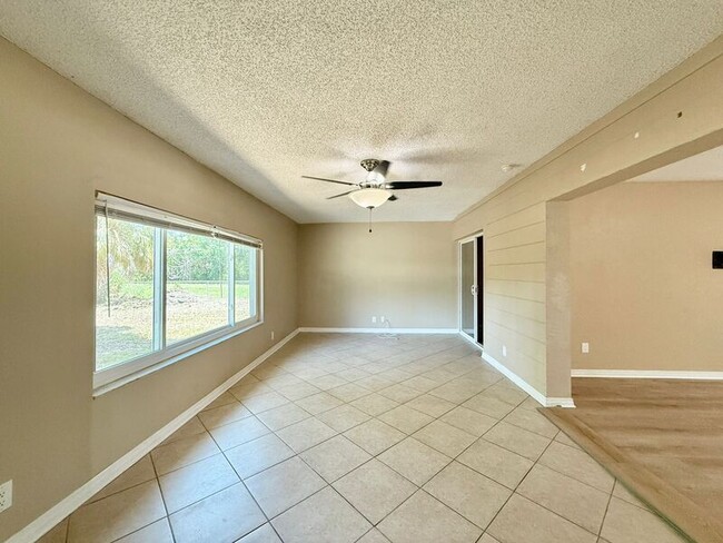 Building Photo - 2565 Granada Cir W