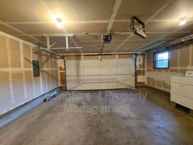 Building Photo - 5030 NE Roselawn St