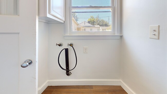 Building Photo - 1481 N Adoline Ave