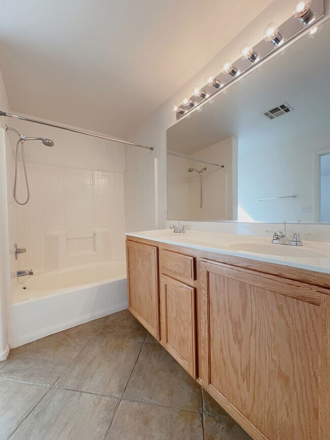 Building Photo - 3 Bed 2.5 Bath Single House near Rainbow 215