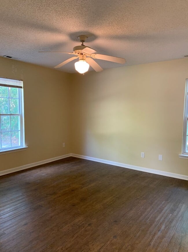 Building Photo - 3 Bedroom 2 Bath One Story House on Charte...