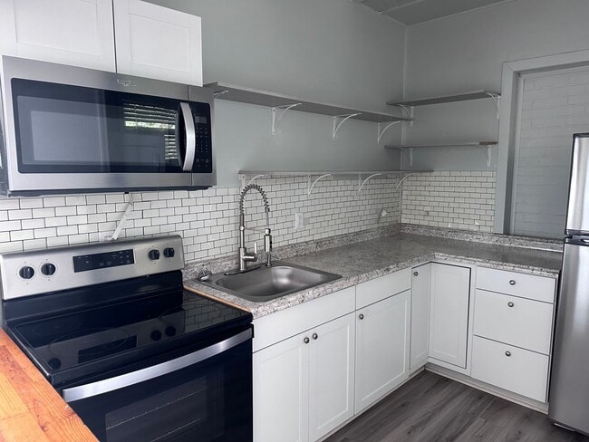 Building Photo - Charming Studio Apartment Close to the Mas...