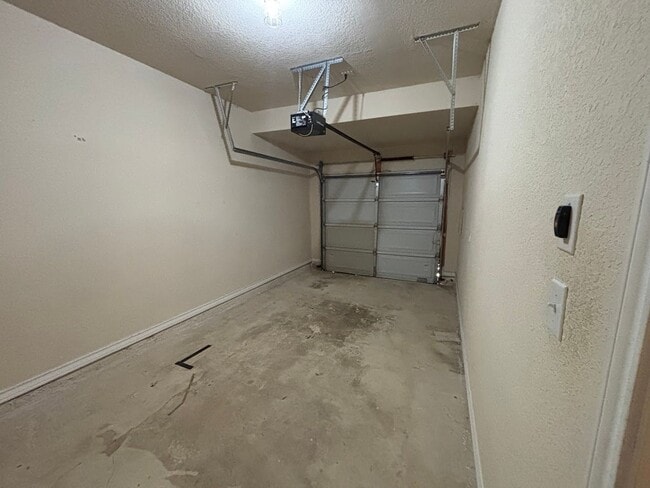 Building Photo - Spacious 3-Bedroom Townhome – Great Location!