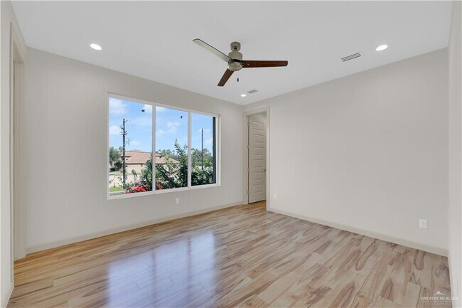 Building Photo - 15 Canary Ave