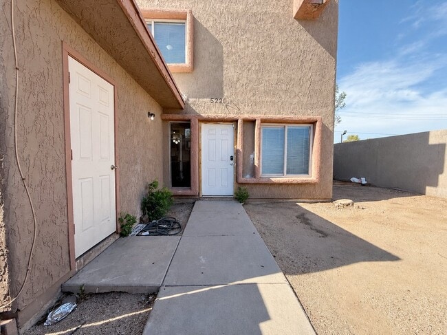 Building Photo - 5220 W Lynwood St