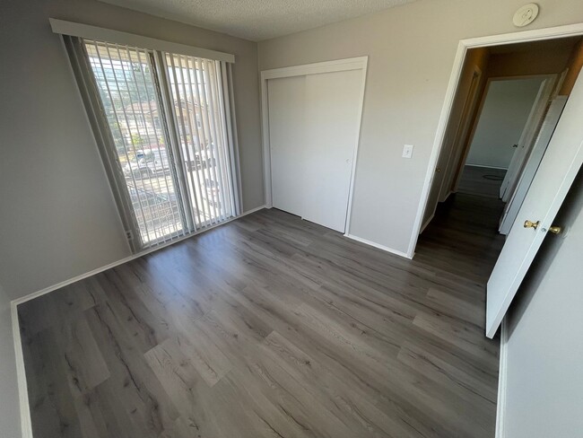 Building Photo - Wonderful Upstairs Unit, Close to the Delta!