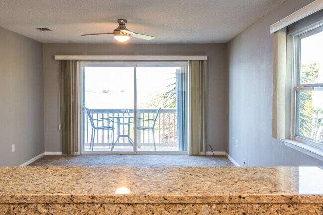 Building Photo - 3/2 1200 SF condo on the Intercoastal West...