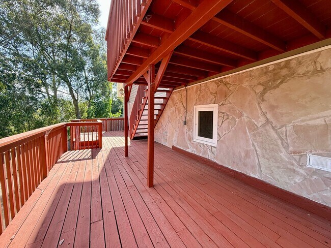 Building Photo - Gorgeously Updated 4-Bed/3-Bath Home & Ent...