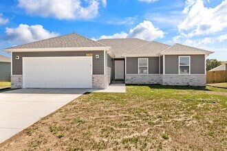 Building Photo - 4 bedroom home with a fenced in yard!