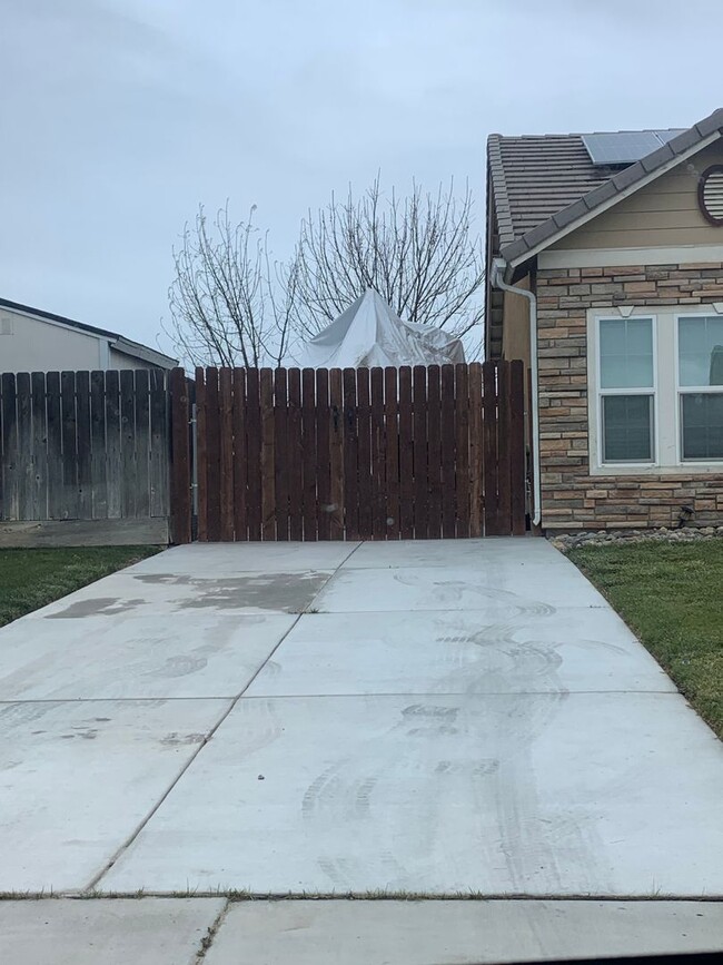 Building Photo - 4 Bedroom 2.5 Bath ready soon