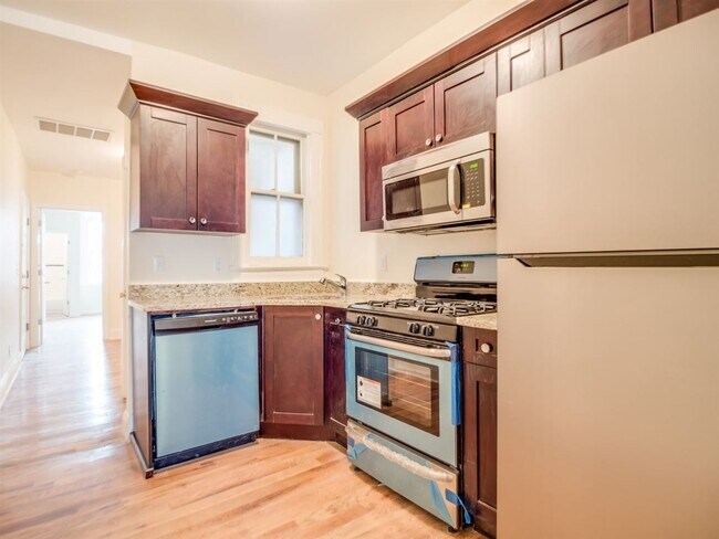 Primary Photo - 70 Rose Ave