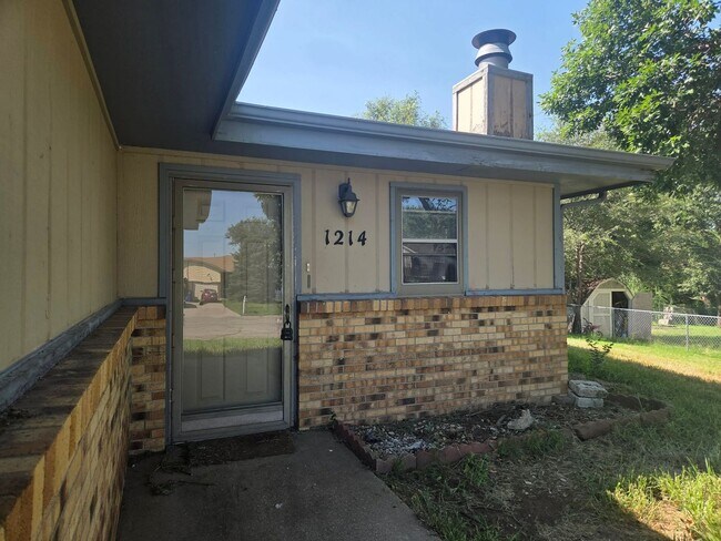 Building Photo - 1214 Bluestem Dr