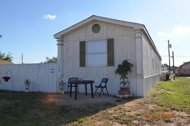 Building Photo - 1105 N Lamesa Rd