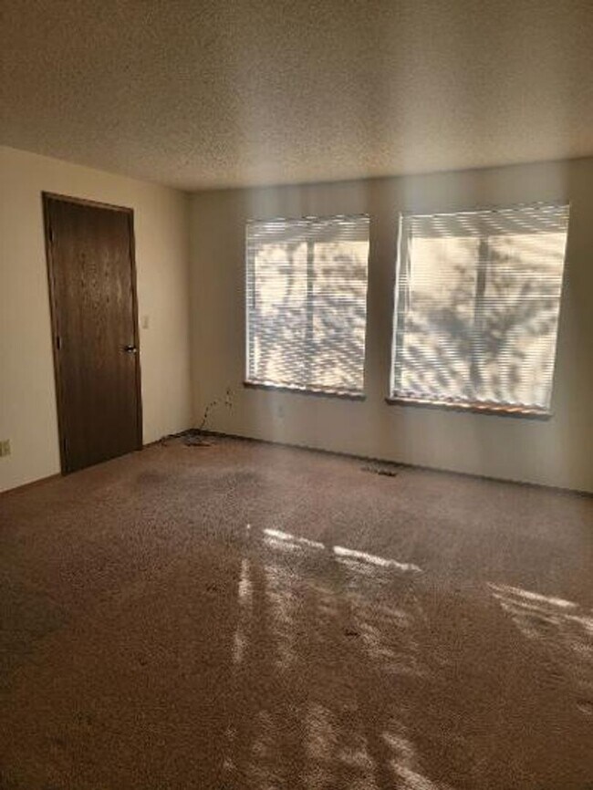 Building Photo - Classic North Tacoma 4 Bedroom Tri-Level with Peak a Boo View!