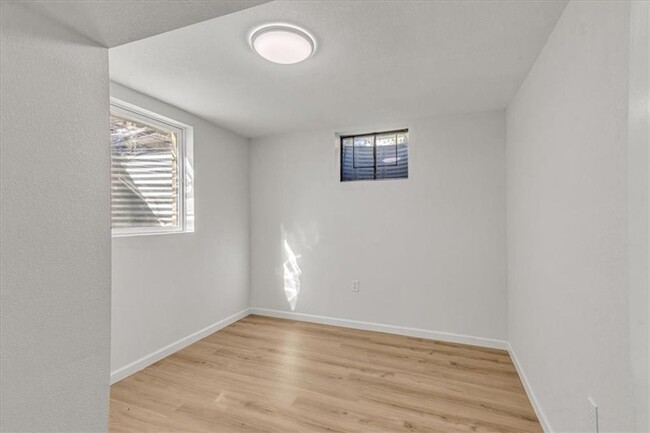 Building Photo - Newly Renovated spacious home with large 2...