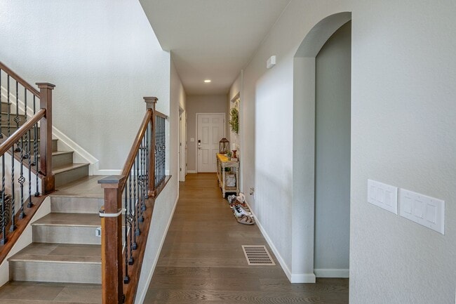 Building Photo - Impressive 4 Bed, 4.5 bath home in the Whe...