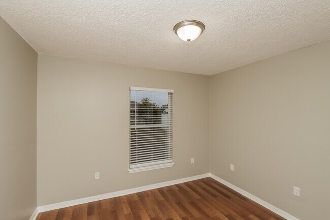 Building Photo - 371 SW Feldman Ave