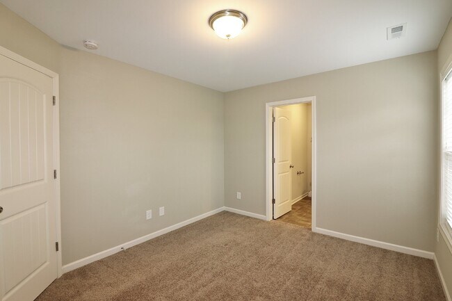 Building Photo - Spacious 4-Bedroom Home with Fireplace in Fayetteville, NC - A Must-See Rental Property!