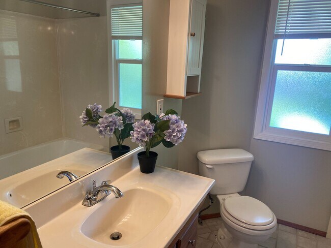 Building Photo - Stunning Three Bedroom House W/ Two Car Garage & Backyard!!