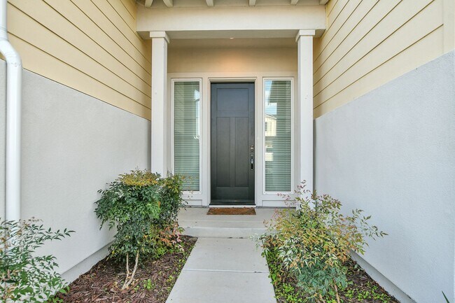 Building Photo - Waterfront Beauty