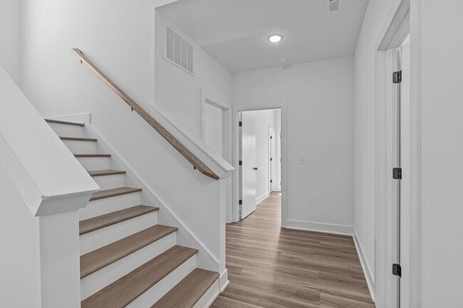 Building Photo - 1318 E Lenoir St