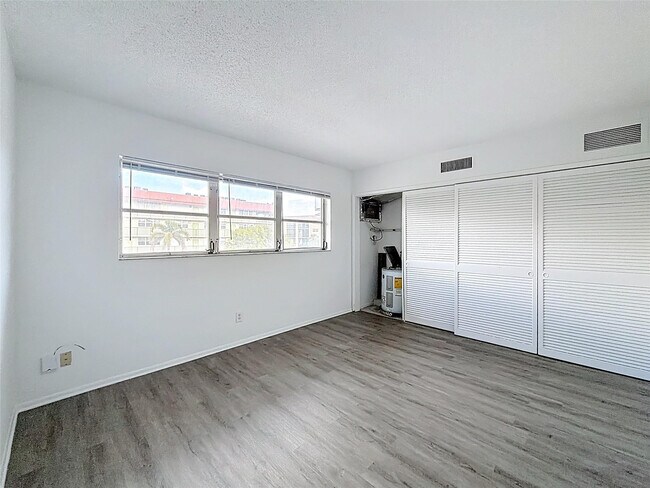 Building Photo - 5208 NE 24th Terrace