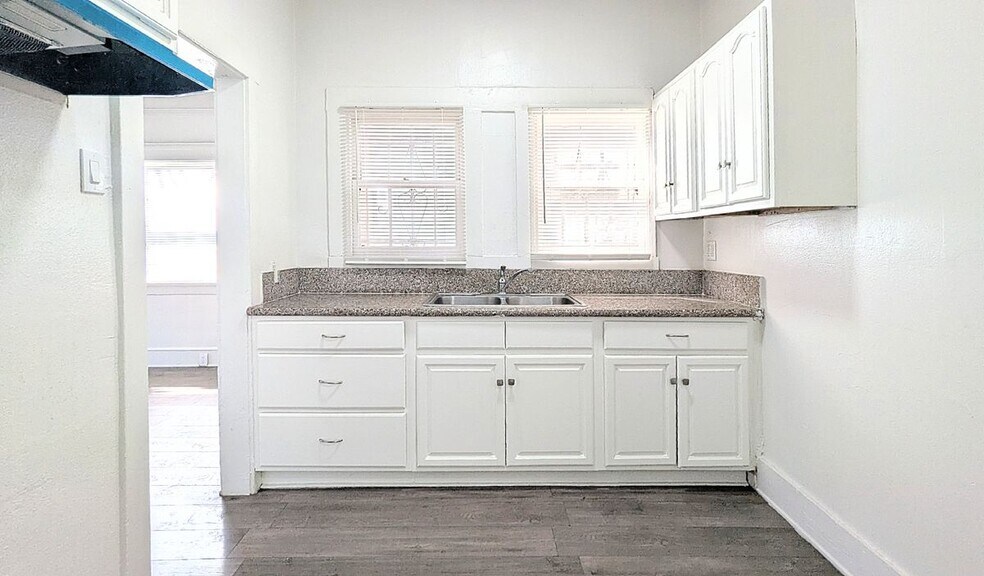 Building Photo - 435 W 4th St