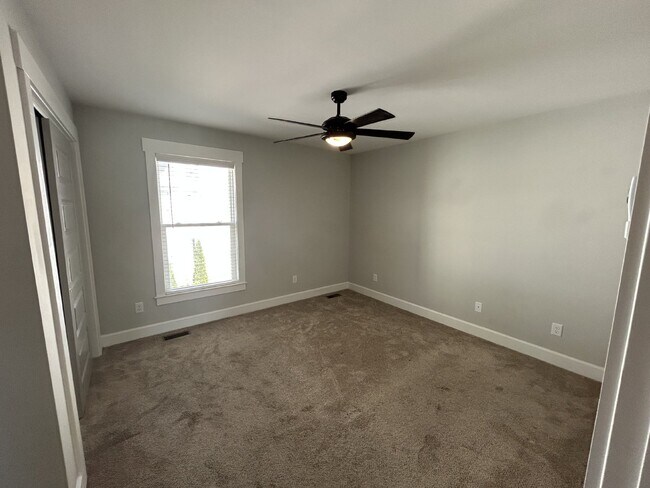 Building Photo - 2BD 2BA 3 STORY TOWNHOME FOR RENT