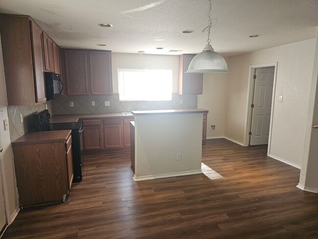 Building Photo - Huge House in a great area