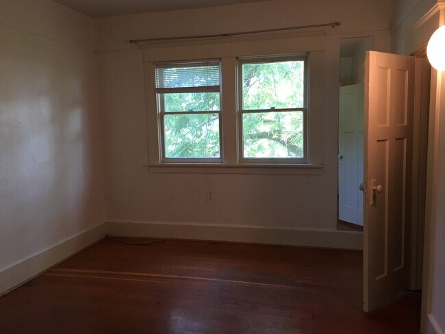 Building Photo - 6 Bedroom House near Downtown and Universi...