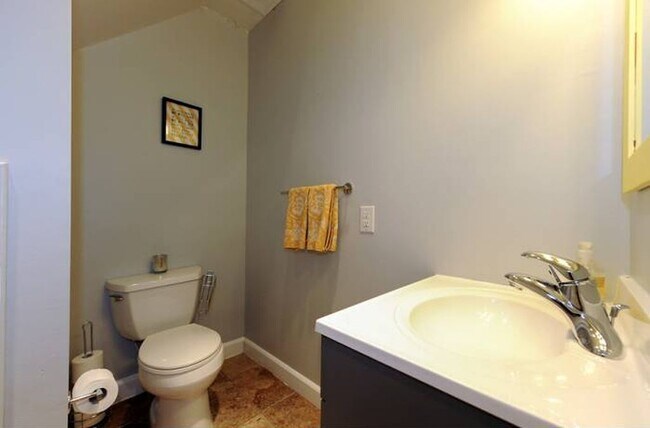 Building Photo - 1012 7th St SE